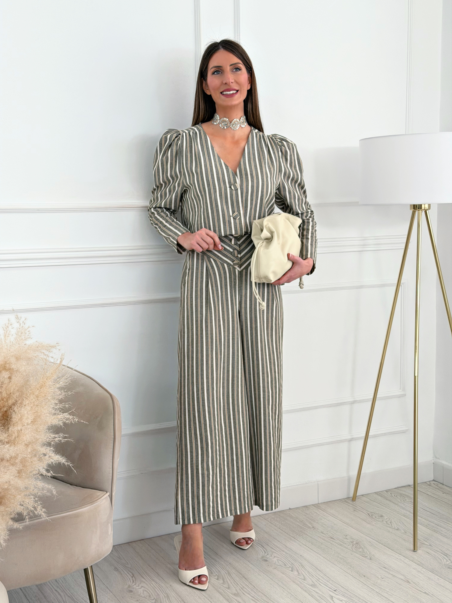 chaqueta-rayas-mangas-abullonadas-look-invitada1