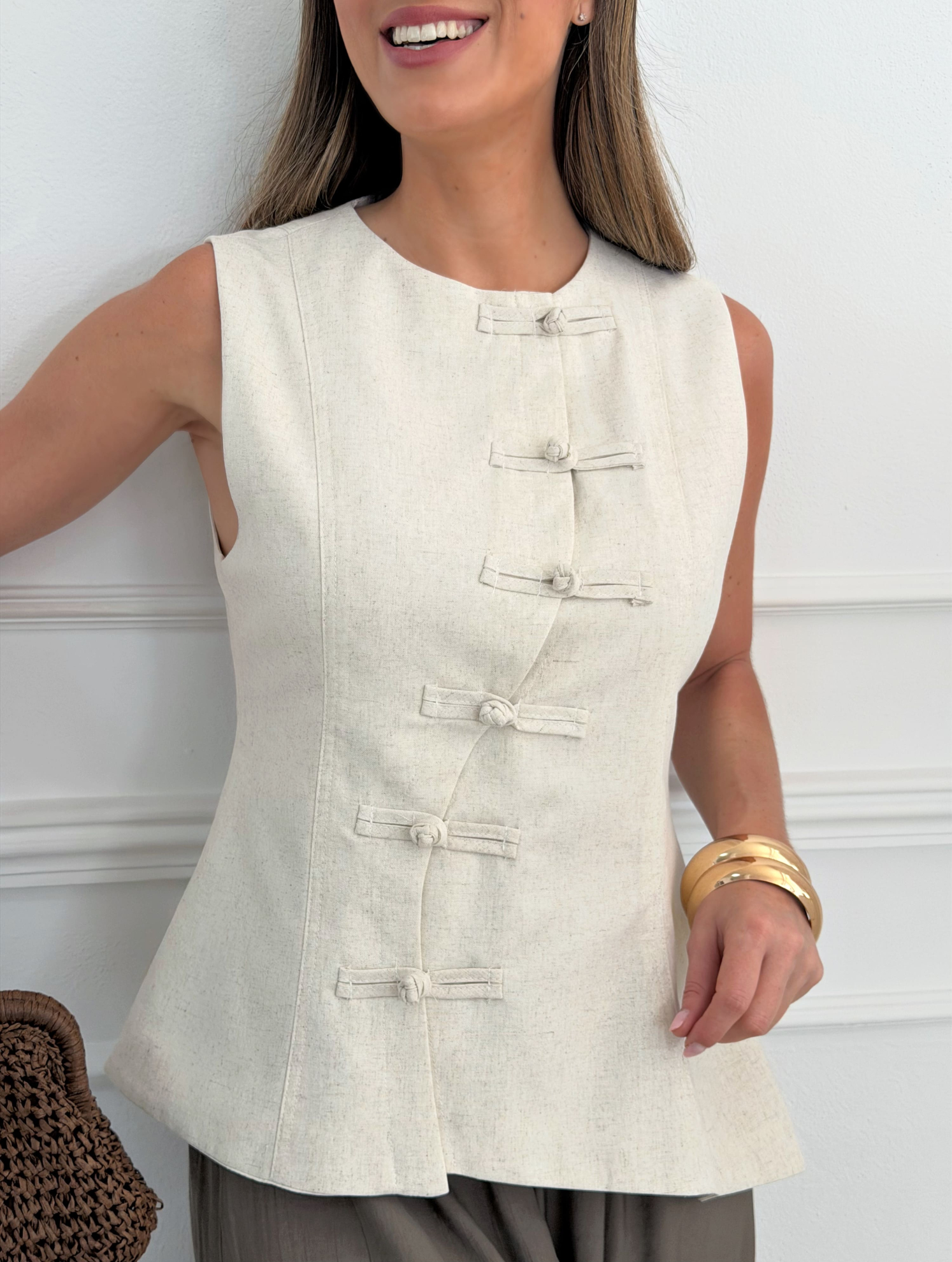 chaleco-lino-beige-mujer-elegante2
